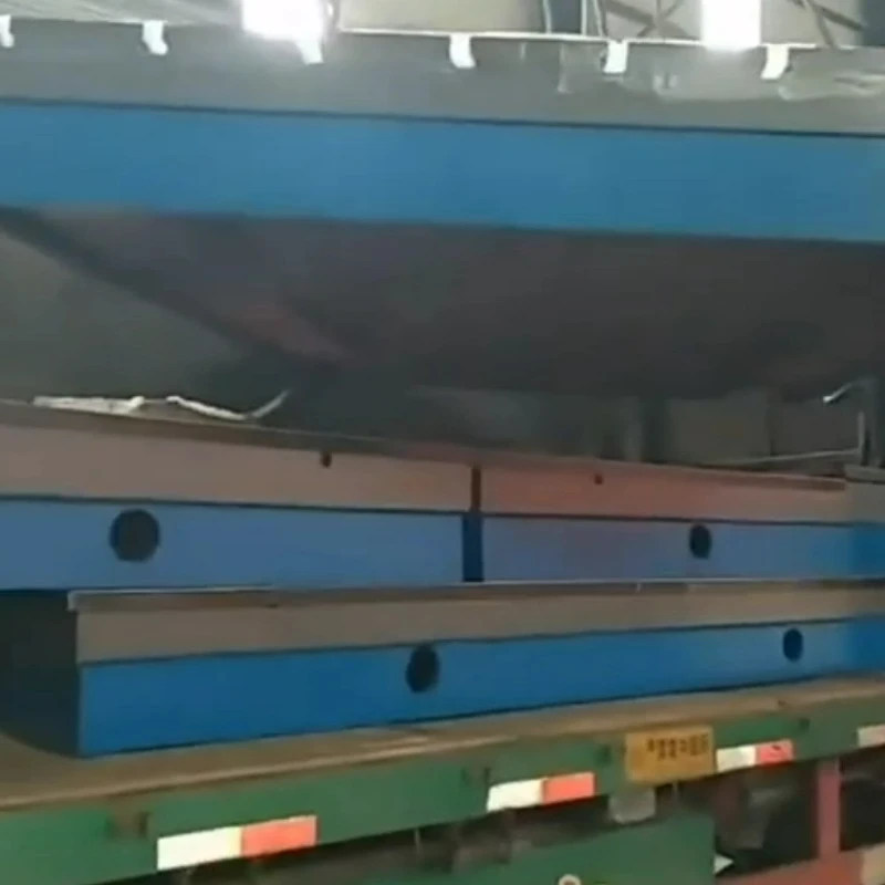 Gönderi için araca sekiz dökme demir platform yükleniyor