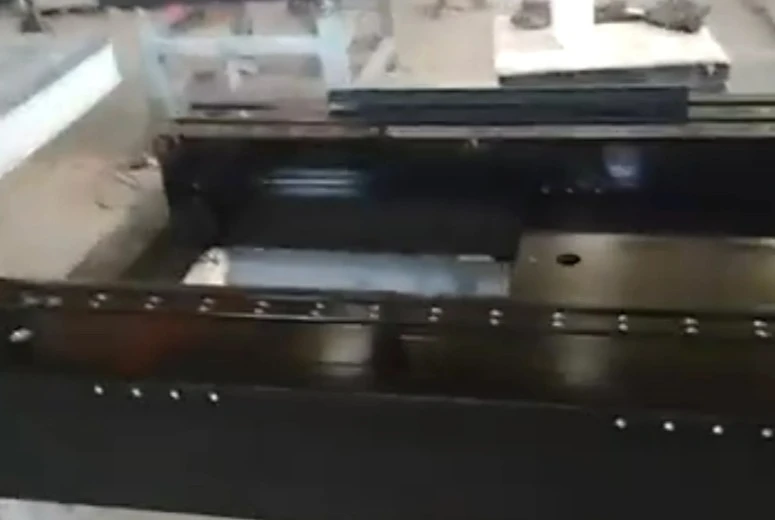 Delinmiş delikli ve eklenmiş parçalara sahip granit bileşenler